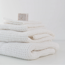 Load image into Gallery viewer, Honeycomb Bath Towel (3 colors)